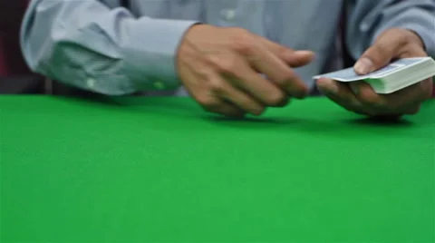 Croupier distributes cards Vídeo Stock 51565199