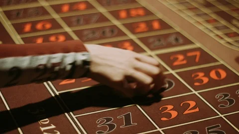 Croupier hand taking and throwing red dices on gambling table Vidéo 95689529