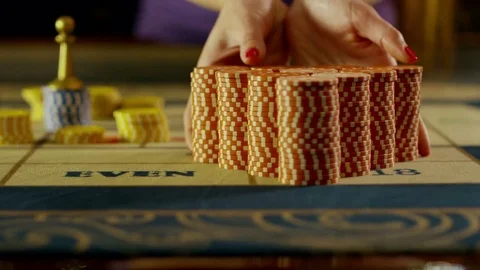 Croupier Moves Chips on Black Jack Table at Casino. Video stock 80165727