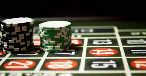 Croupier Putting Chips on Roulette Vidéo 49407971
