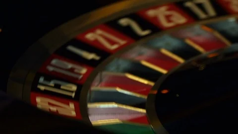 A croupier spins a ball on a roulette table 库存影片 112005961