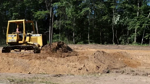 CROW WING CO, MN - 18 JUN 2021: John Deere bulldozer pushes dirt. Vidéo 157366116