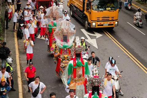 Crowd and Deity Statue Procession March in Taipei Street during Parade 스톡 사진