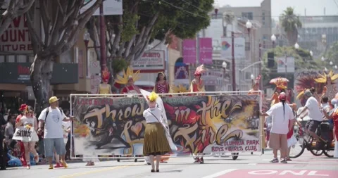 Crowd and Performers Marching at Carnival in San Francisco in Slow Motion 動画素材 131367452
