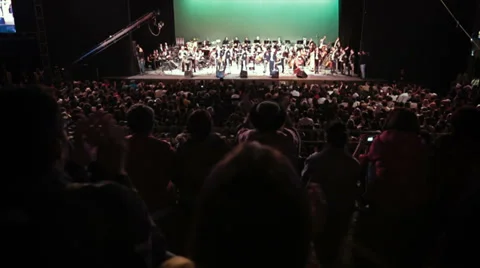 Crowd applauding orchestra 스톡 동영상 32717022