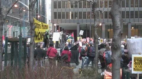Crowd applauds at Iraq War protest in Federal Plaza - Chicago, IL 스톡 동영상 10683462