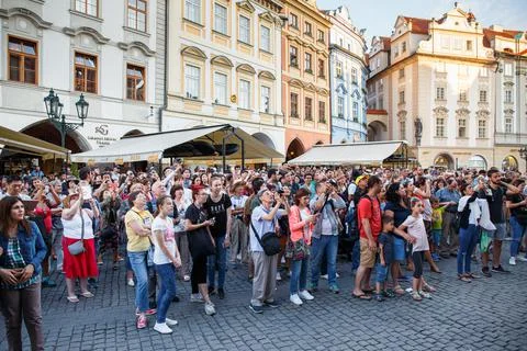 Crowd before astronomical clock Fotos de archivo