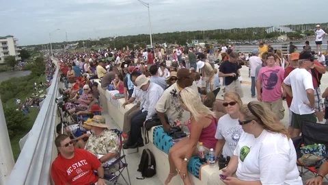 Crowd Awaiting Final Space Shuttle Launch 스톡 동영상 91162520