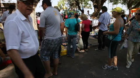 Crowd bargaining at Porto Alegre's Flea Market vintage items (FleaMkt 30) 스톡 동영상 23752476
