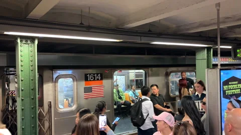 Crowd boarding and exiting a New York City Subway Train. Stockbeeldmateriaal 325768612