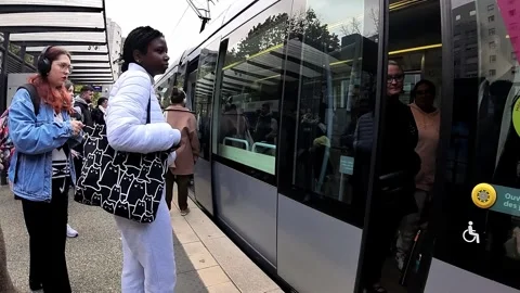 Crowd boarding the light rail T1 tram at Arenes station, inside of train car Vídeo Stock 307571629