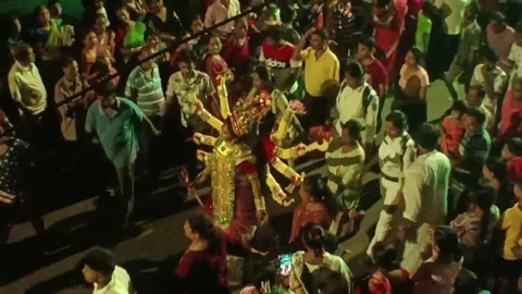 Crowd Carrying Hindu Goddess Durga Idol at Night in Kolkata, India (Editorial) Vídeos de archivo 333781429