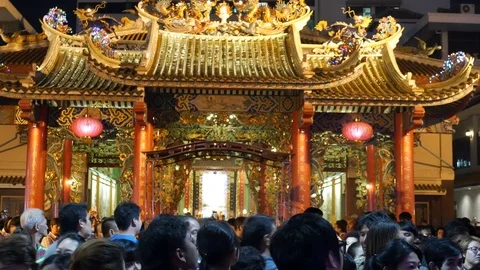 Crowd cekebrate Chinese New Year in Bangkok Chinatown templ Stock Footage 102383653