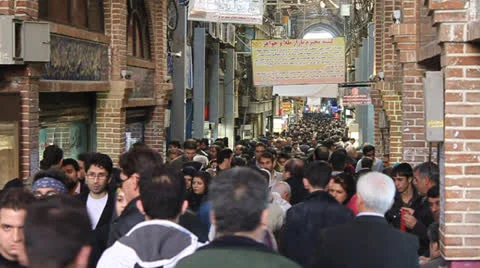 Crowd in central bazaar  in Tehran Video stock 22900192