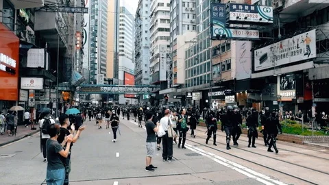 Crowd cheering at frontline protesters in Hong Kong Stock Footage 115083442