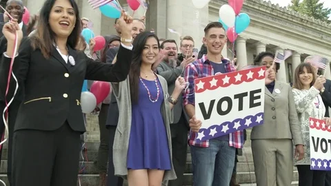 A crowd clapping and applauding 動画素材 76235773