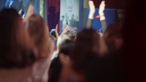 Crowd Clapping and Cheering at Live Concert 库存影片 334997693