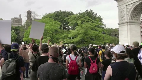 Crowd clapping Black Lives Matter rally protest Washington Square Park NYC 库存影片 132146907