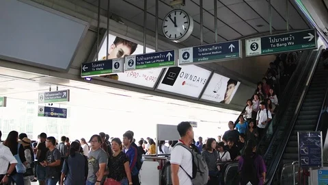 Crowd of Commuters on escalator at Siam BTS Skytrain Station Video stock 115959922