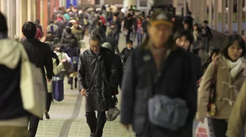 CROWD OF COMMUTERS WALKING DURING RUSH HOUR TOKYO JAPAN Video stock 59922312