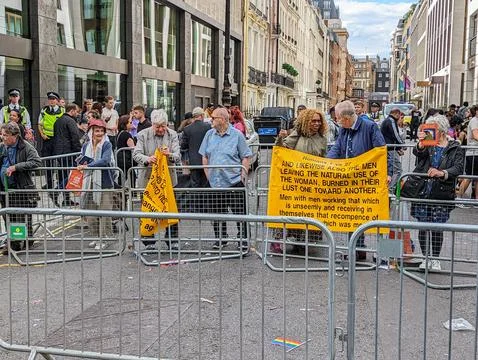 Crowd of conservative protesters at the Pride Parade 2022 Stockfoto's