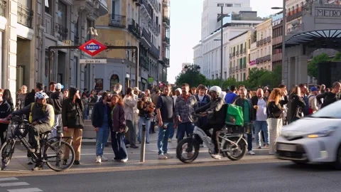 Crowd crossing Gran Via street in central Madrid Video stock 334331464