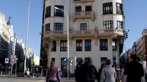 Crowd Crossing Plaza Espana Intersection in Madrid, Spain Video stock 148434324