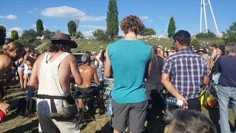 Crowd dances around drummers in Mauerpark, shirtless men, sunny day, Berlin Vídeos de archivo 77411559