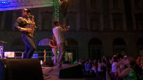 Crowd dancing with jazz band Vídeo Stock 246708855