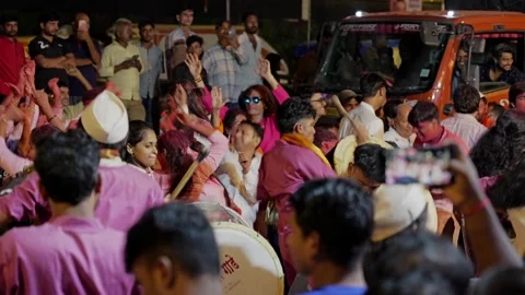 Crowd Dancing With Pink Gulal During Ganesh Visarjan Procession In Mumbai Vídeos de archivo 346522847