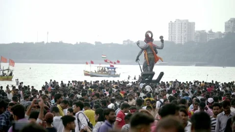 Crowd of Devotees carrying big Ganapati idol in sea on Ganesh Chaturthi festival Vidéo 232761821