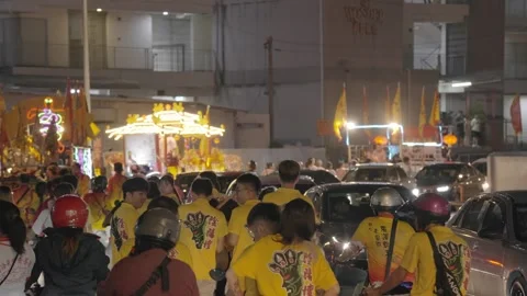 Crowd of Devotees Following Glowing Floats in Taoist Night Parade Видео 343398126