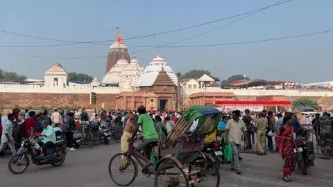 Crowd of devotees outside Jagannath Temple located at Puri, India. 스톡 동영상 304648939