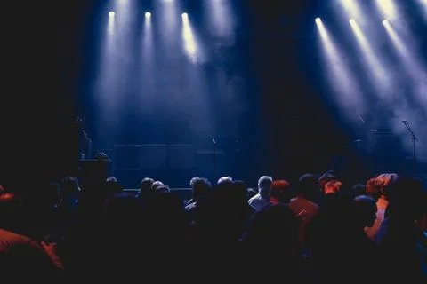 Crowd at empty music stage waiting for rock band. Foto stock