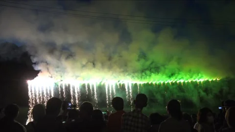 Crowd enjoy fire fall in Diwali night Video stock 218228538