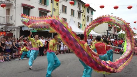 Crowd enjoy the show of dragon dance. Stock Footage 130860518
