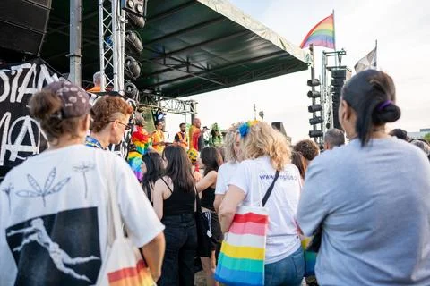 Crowd Enjoying Vibrant Performances at LGBT Gay Parade in the Heart of the City Foto stock