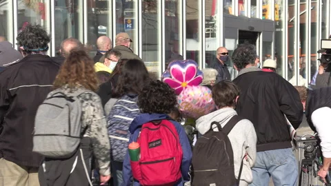 Crowd of eople line up at pharmacy for COVID 19 vaccine shot in Toronto Vidéo 150340806