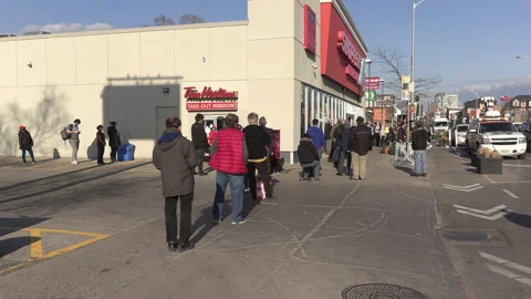 Crowd of eople line up at pharmacy for COVID 19 vaccine shot in Toronto Stockbeeldmateriaal 150342220