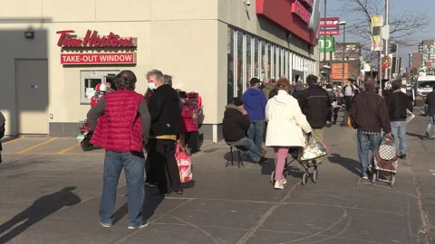 Crowd of eople line up at pharmacy for COVID 19 vaccine shot in Toronto 库存影片 150342892