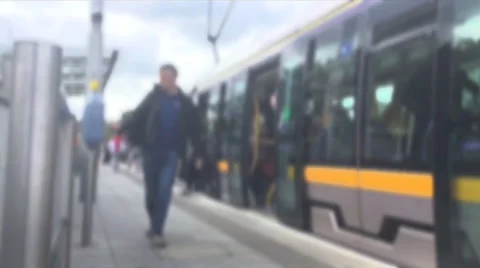 Crowd Exiting A Tram Vidéo 53363655
