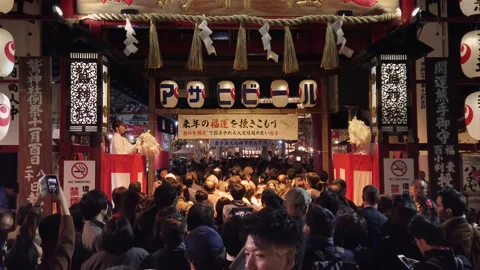 Crowd of faithful passing through the gate of Ootori shrine during Rake fair. Stock Footage 146111912