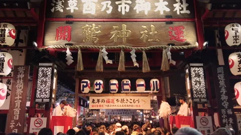 Crowd of faithful passing through the gate of Ootori shrine during Rake fair. Stock Footage 146112397