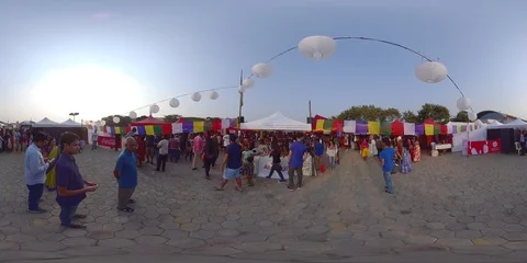 Crowd At Flea Market Stockbeeldmateriaal 104975768