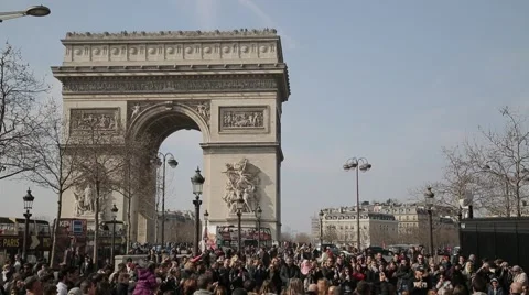 Crowd in front of Arc de Triomphe de l'Etoile. Paris, France Video stock 61237300