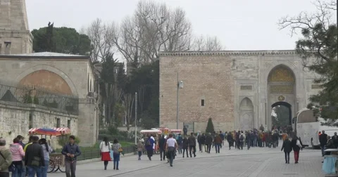 Crowd in front of the Imperial Gate of the Topkapi Palace Видео 49096577