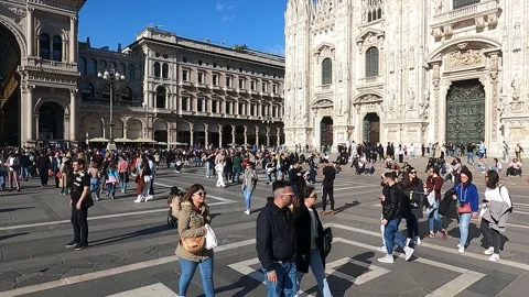 The crowd in front of Milan Cathedral Video stock 239302502