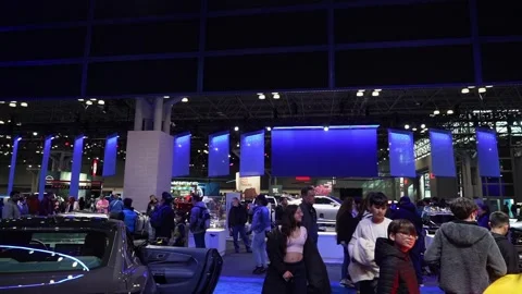 A crowd gathered at impressive Auto Show showcasing modern vehicles and displays Vidéo 291619639