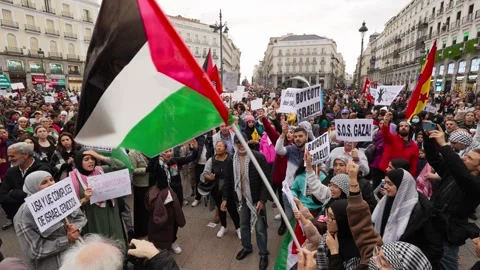 Crowd gathered shouting during Pro-Palestine protest in Puerta Del Sol 스톡 동영상 254366387