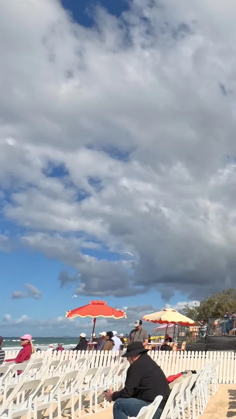 Crowd Gathering on Surfers Paradise Beach for Outdoor Event Vídeos de archivo 345021589